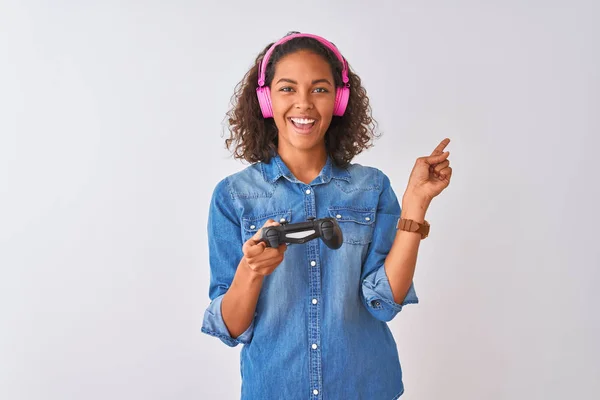 Brasileña Gamer Mujer Jugando Videojuego Usando Auriculares Sobre Fondo Blanco — Foto de Stock