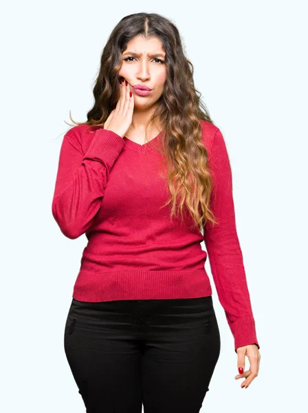 Młoda Kobieta Piękne Swetrze Czerwony Dotykając Usta Ręką Bolesne Wyrażenie — Zdjęcie stockowe