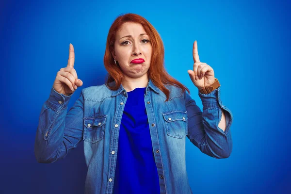 Joven Mujer Pelirroja Hermosa Con Camisa Mezclilla Pie Sobre Fondo —  Fotos de Stock