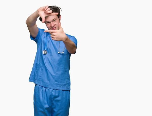 Νεαρός Γιατρός Φορώντας Ιατρική Στολή Πέρα Από Απομονωμένο Υπόβαθρο Χαμογελώντας — Φωτογραφία Αρχείου