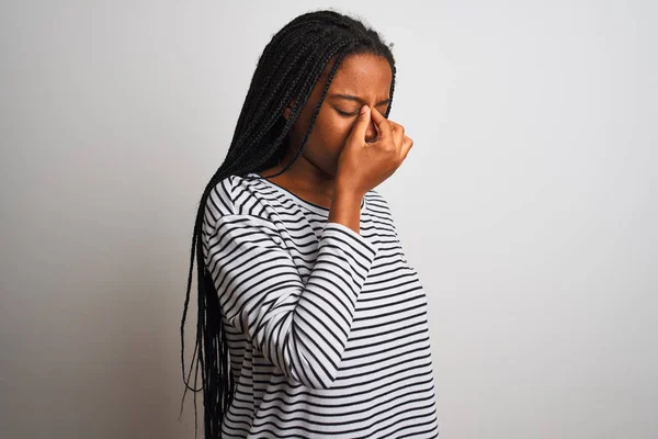 Jonge Afro Amerikaanse Vrouw Met Gestreept Shirt Een Geïsoleerde Witte — Stockfoto