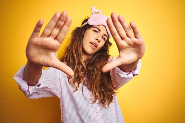 Giovane Donna Che Indossa Pigiama Maschera Del Sonno Piedi Sfondo — Foto Stock