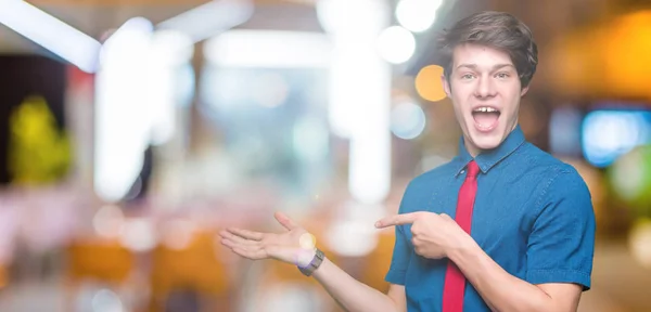 Joven Hombre Negocios Guapo Con Corbata Roja Sobre Fondo Aislado —  Fotos de Stock