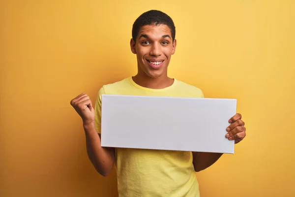 Jovem Árabe Bonito Homem Segurando Banner Sobre Fundo Amarelo Isolado — Fotografia de Stock