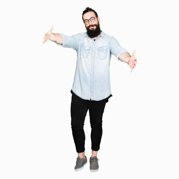 Joven Hipster Hombre Con Pelo Largo Barba Con Gafas Mirando —  Fotos de Stock