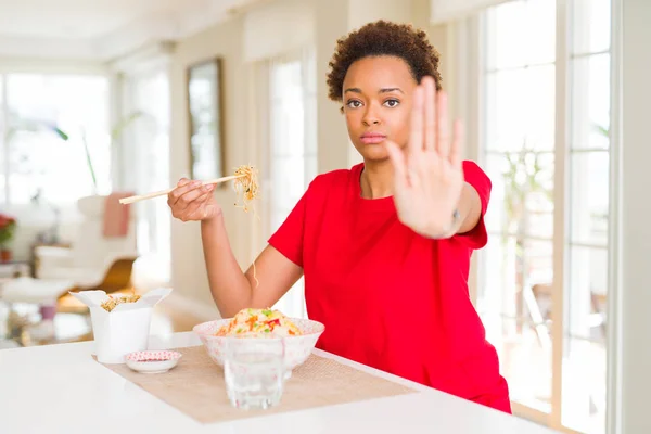 자신감 제스처 표시를 손으로 아시아 음식을 집에서 아프로 머리를 아프리카계 — 스톡 사진