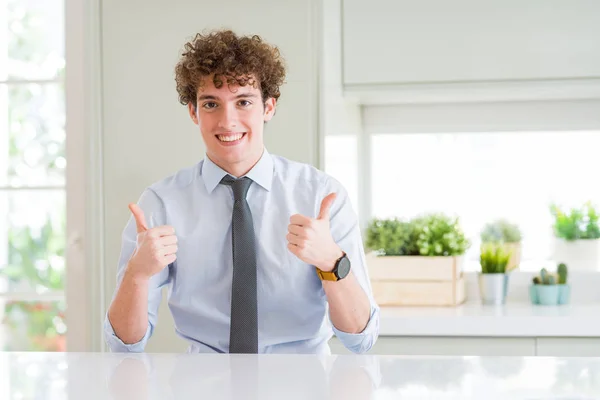 Молодий Бізнесмен Знаку Успіху Краватки Робить Позитивний Жест Рукою Великі — стокове фото