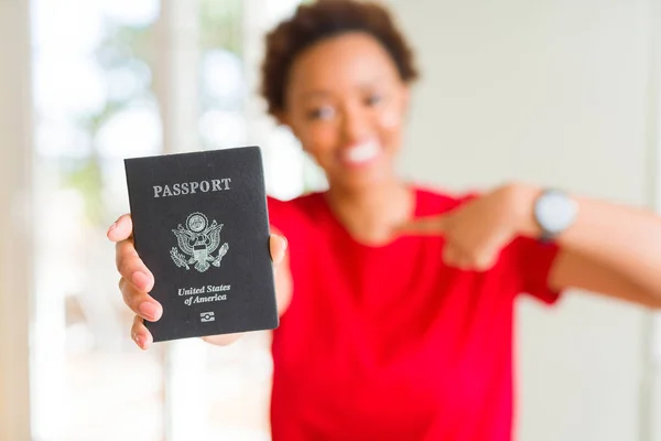 Joven Mujer Afroamericana Portadora Pasaporte Estados Unidos América Con Cara — Foto de Stock