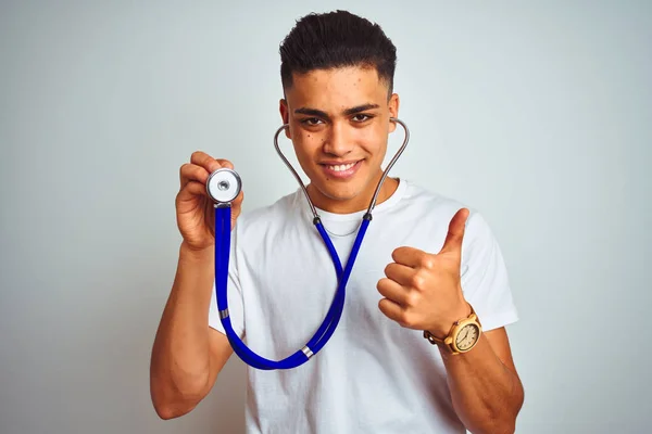 Joven Brasileño Sosteniendo Estetoscopio Pie Sobre Fondo Blanco Aislado Feliz — Foto de Stock