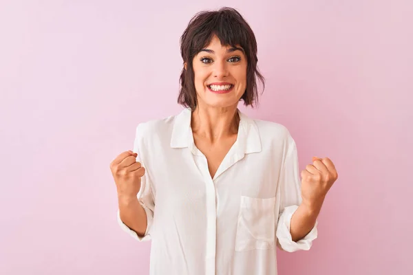 Mujer Hermosa Joven Con Camisa Blanca Pie Sobre Fondo Rosa — Foto de Stock