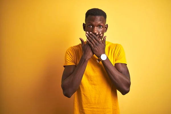 Joven Afroamericano Que Llevaba Una Camiseta Casual Pie Sobre Fondo — Foto de Stock