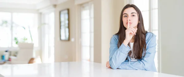 Imagem Ângulo Largo Bela Jovem Mulher Sentada Mesa Branca Casa — Fotografia de Stock