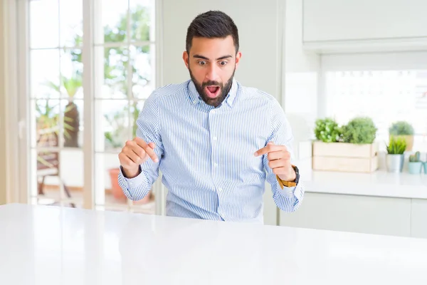 Handsome Spansktalande Business Man Pekar Nedåt Med Fingrarna Visar Reklam — Stockfoto