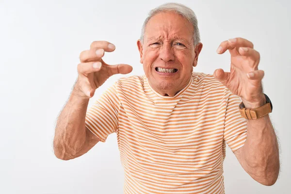 Starší Šedovlasý Muž Pruhovaným Tričkem Stojící Nad Izolovaným Bílým Pozadím — Stock fotografie