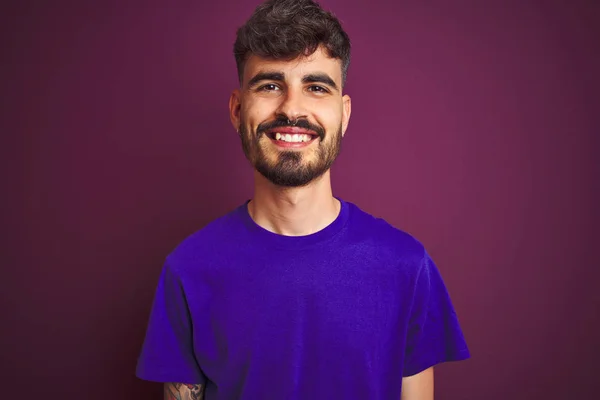 Jovem Com Tatuagem Vestindo Camiseta Sobre Fundo Roxo Isolado Com — Fotografia de Stock