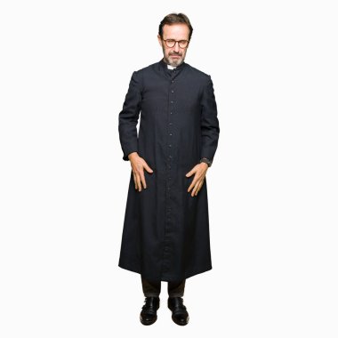 Orta Çağ rahip adam Katolik robe, depresif ve sıkıntı için endişe giyen öfkeli ve korkuyor ağlıyor. Üzücü ifade.