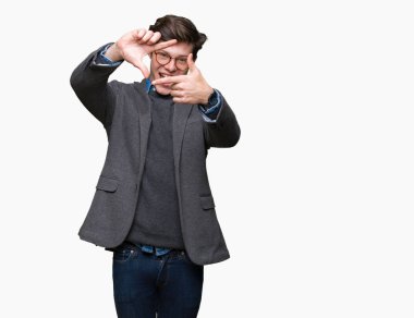 Elle yapma çerçeve ve parmakları ile mutlu yüz gülümseyen izole arka plan üzerinde gözlük takan genç yakışıklı iş adamı. Yaratıcılık ve Fotoğrafçılık kavramı.