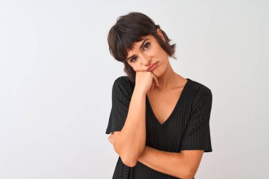 Siyah t-shirt giyen genç güzel kadın izole beyaz arka plan üzerinde duran yorgun görünümlü ve çapraz kolları ile depresyon sorunları ile sıkılmış düşünme.