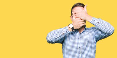 Mavi gözleri ile yakışıklı iş adamı gözler ve ağız elleri ile kapsayan, sürpriz ve şok. Duyguyu gizleme