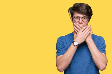 Üzerinde gözlük takan genç yakışıklı adam arka plan ağız hata için elleriyle kapsayan şok izole. Gizli kavramı.