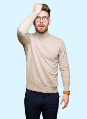 Genç yakışıklı iş adam gözlük için hata, kafasına el ile sürpriz hata hatırlıyorum. Unuttum, kötü bellek kavramı.