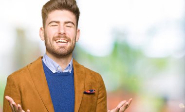 Genç yakışıklı iş adamı deli ve silah ile başarı için deli kutluyor kaldırdı ve heyecanlı çığlık gözler kapalı. Kazanan kavramı