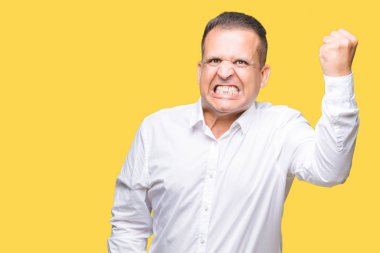 Öfkeli ve sinirli sinirli ve öfke ile bağırarak süre öfkeli yumruk yükselterek izole arka orta yaş Arap zarif adam. Öfke ve agresif kavramı.