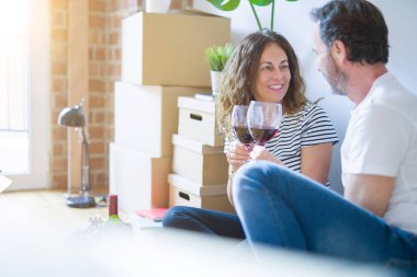 Orta yaş Senior romantik çift içinde aşk oturma üzerinde the Apartme