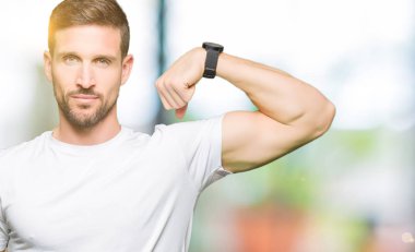 Casual beyaz t-shirt güçlü kişi gösteren kol kas, kendinden emin ve güç gurur giyen yakışıklı adam