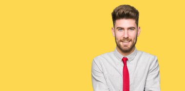 Genç yakışıklı iş alma veya jest vererek birlikte el avuç içi ile gülen adam. Ayrı tutma ve koruma