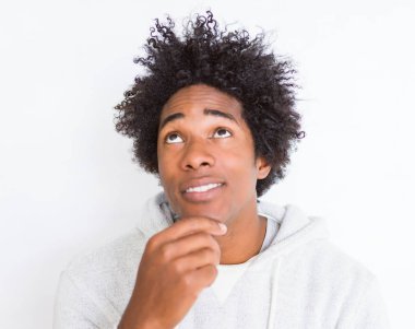 Beyaz izole arka plan ciddi yüz üzerinde Afrikalı Amerikan adam soru hakkında düşünme, çok karışık fikir