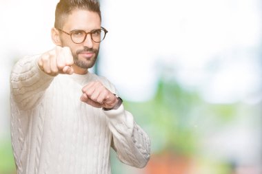 İzole arka plan kum yumruk dövüşü, saldırgan ve kızgın saldırı, tehdit ve şiddet üzerine gözlük takan genç yakışıklı adam