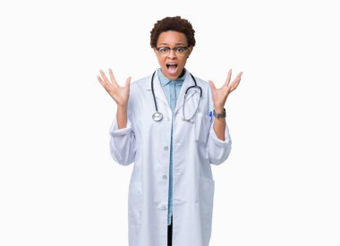 Arka plan deli kutluyor üzerinde tıbbi ceket giyen genç Afro-Amerikan doktor kadın izole ve crazy arms ile başarı için kaldırdı ve heyecanlı çığlık gözler kapalı. Kazanan kavramı