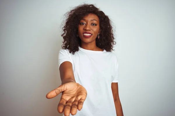 Joven Mujer Afroamericana Vistiendo Camiseta Pie Sobre Fondo Blanco Aislado — Foto de Stock