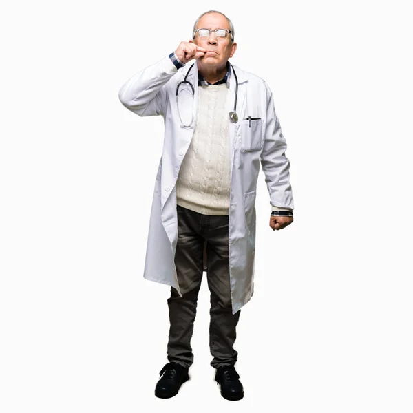 Красивий Старший Лікар Чоловік Медичному Пальто Рот Губи Закриваються Блискавка — стокове фото
