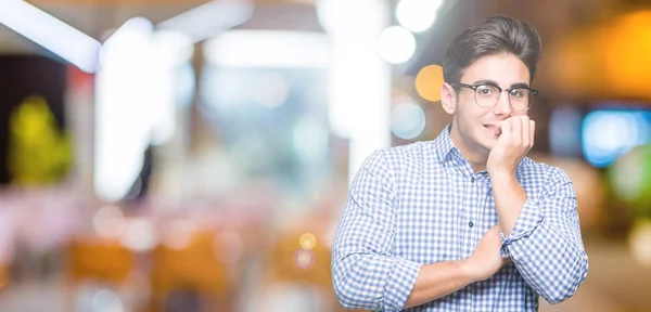 Jonge Knappe Man Met Bril Geïsoleerde Achtergrond Zoek Gestresst Nerveus — Stockfoto