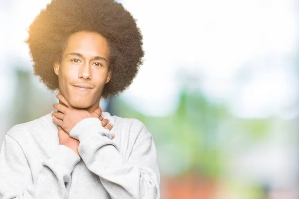 Unga Afroamerikansk Man Med Afro Hår Bär Sportig Sweatshirt Skrika — Stockfoto