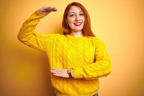 Schöne Rothaarige Frau Winterpullover Die Vor Isoliertem Gelben Hintergrund Steht — Stockfoto
