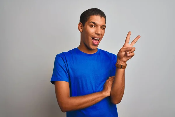 Mladý Pohledný Arabský Muž Modrém Tričku Stojící Nad Izolovaným Bílým — Stock fotografie