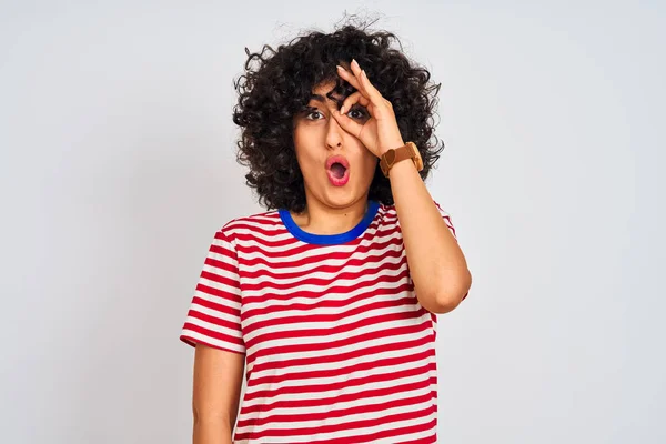 Mulher Árabe Jovem Com Cabelo Encaracolado Vestindo Shirt Listrada Sobre — Fotografia de Stock