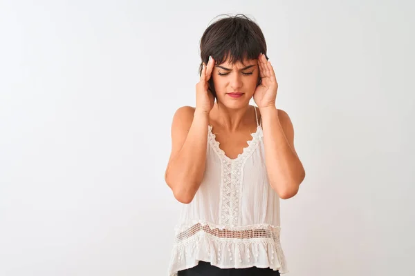 Jovem Mulher Bonita Vestindo Verão Casual Shirt Sobre Fundo Branco — Fotografia de Stock