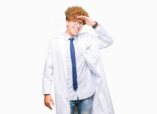 Mladý Pohledný Vědec Muž Nosí Brýle Velmi Šťastný Usmívající Hledá — Stock fotografie