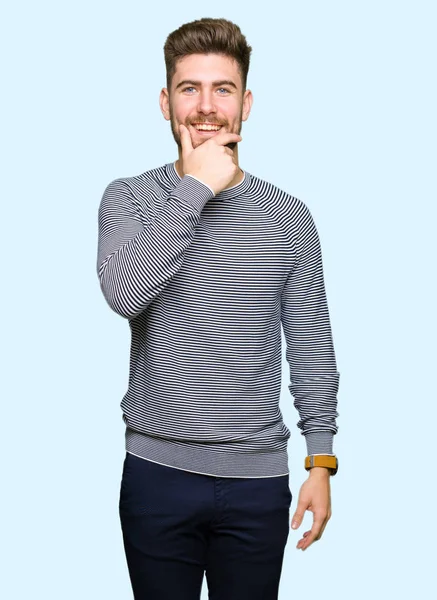 Pemuda Tampan Mengenakan Sweater Garis Garis Tampak Percaya Diri Kamera — Stok Foto