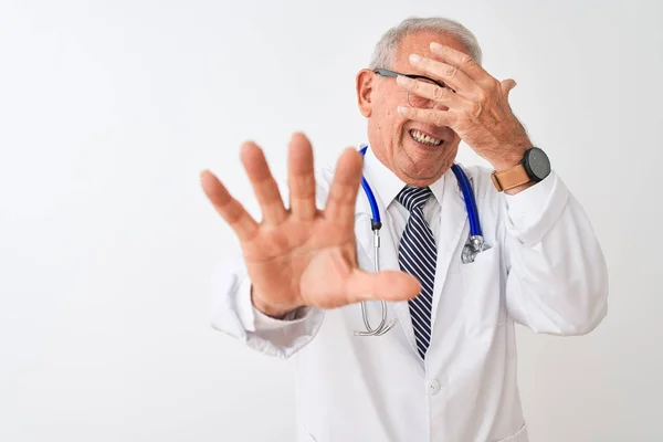 Starší Šedovlasý Doktor Stetoskop Který Stojí Izolovaném Bílém Pozadí Zakrýval — Stock fotografie