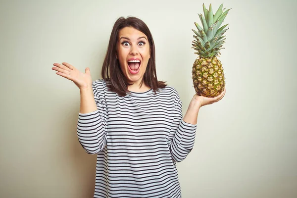 Joven Mujer Hermosa Sosteniendo Piña Frutas Tropicales Sobre Fondo Aislado —  Fotos de Stock