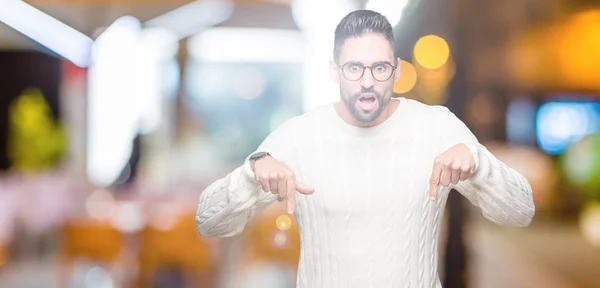 Joven Hombre Guapo Con Gafas Sobre Fondo Aislado Señalando Hacia —  Fotos de Stock