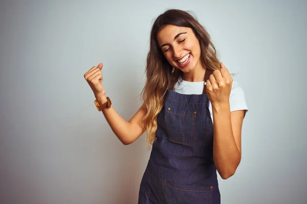 Junge Schöne Frau Trägt Schürze Über Grauem Isoliertem Hintergrund Sehr — Stockfoto