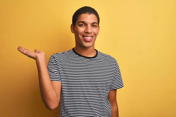 Jovem Bonito Árabe Homem Vestindo Marinha Listrado Shirt Sobre Isolado — Fotografia de Stock