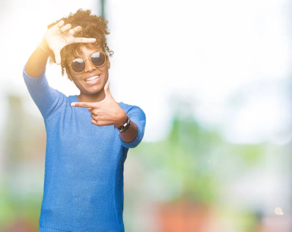 Bella Giovane Donna Afroamericana Che Indossa Occhiali Sole Sfondo Isolato — Foto Stock