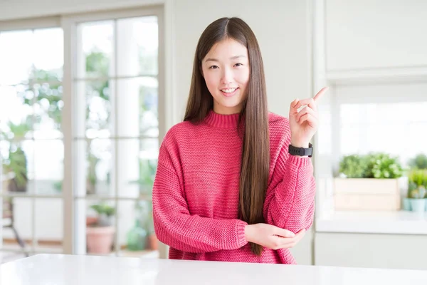 Bella Donna Asiatica Che Indossa Maglione Rosa Sul Tavolo Bianco — Foto Stock